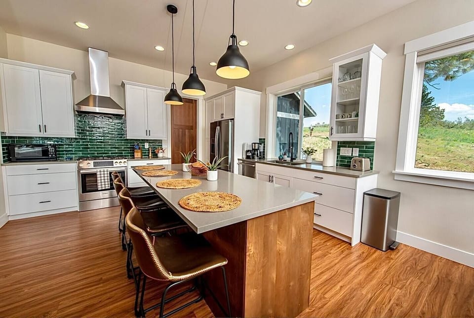 Fully equipped kitchen with bar seating