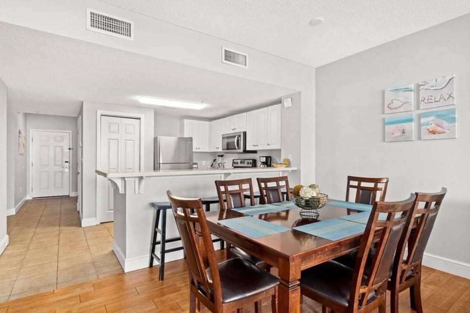 Dining Area and Breakfast Bar