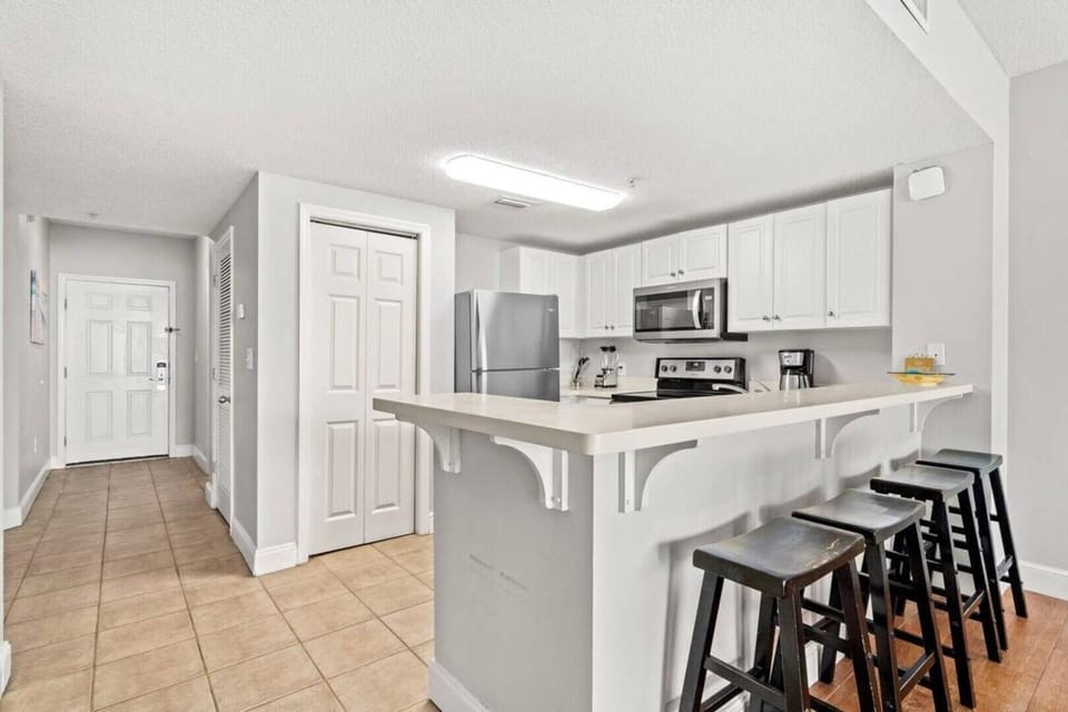 Kitchen with Breakfast Bar