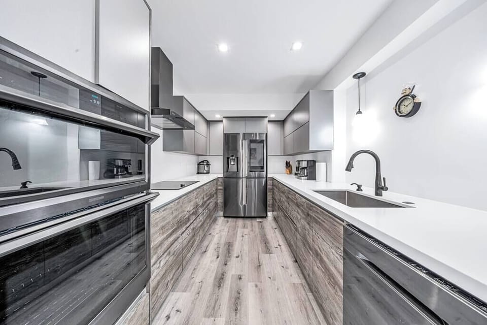 Fully renovated and well-equipped modern kitchen