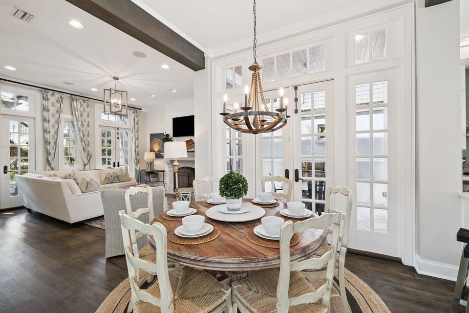 Dining Area with Seating for 6!