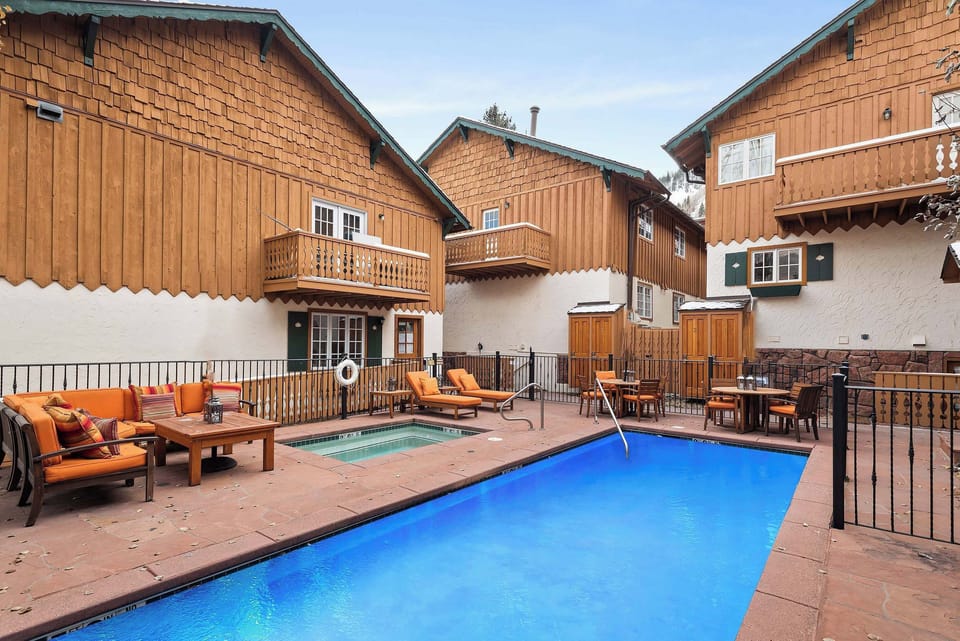Year round heated pool, hot tub and outdoor furniture