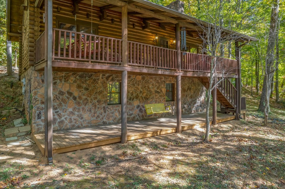 Large fully enclosed upper deck. Minutes to the lake!