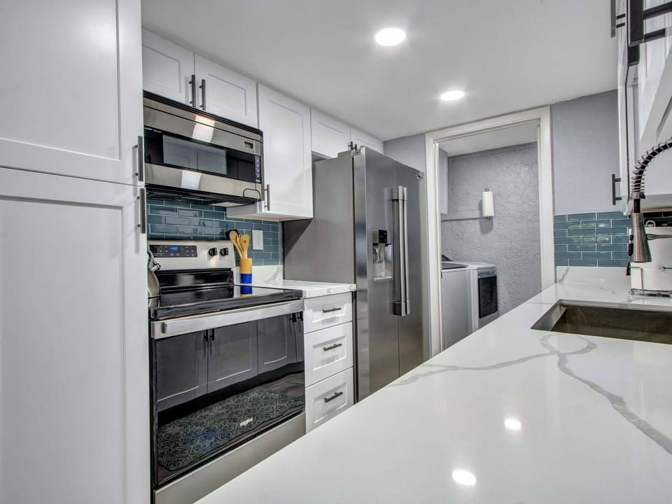 Newly remodeled kitchen, microwave, Full size fridge with ice & water