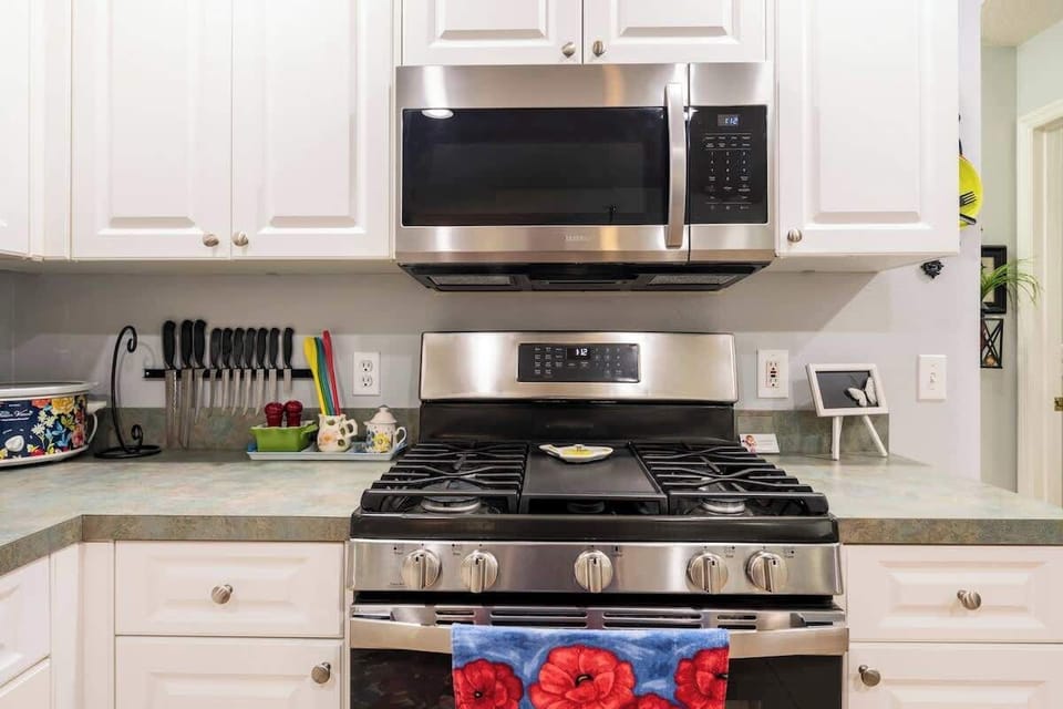 Updated modern cooking oven and microwave for the easy or more involved meals.