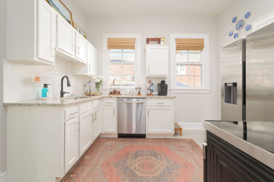 Full kitchen that is well equipped with everything you need.