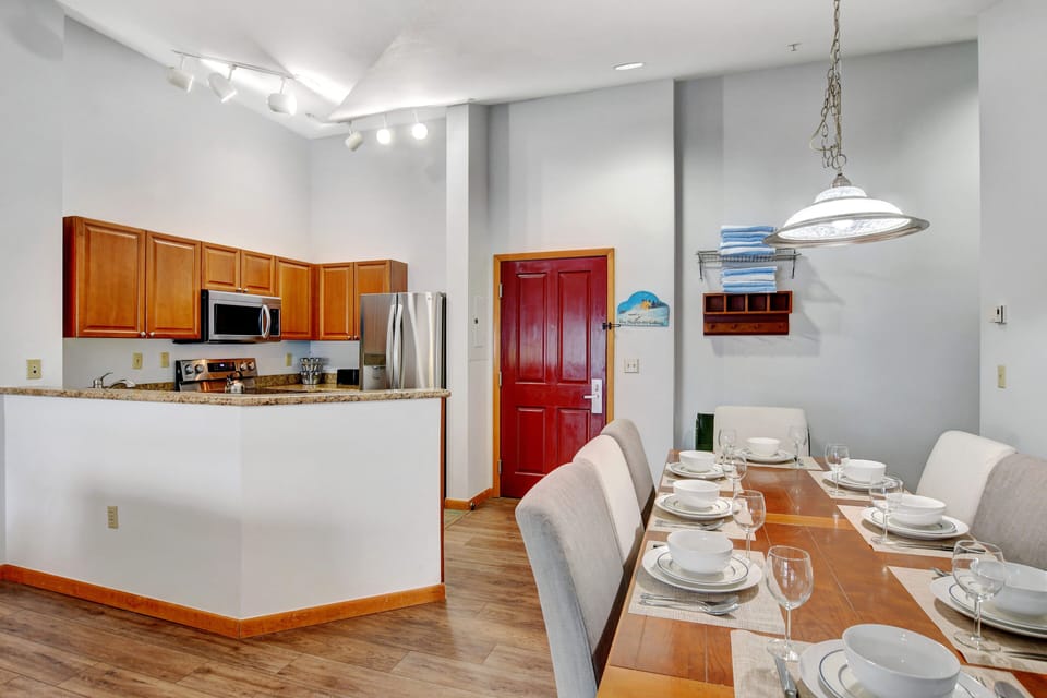 Dining Room Off Kitchen Area