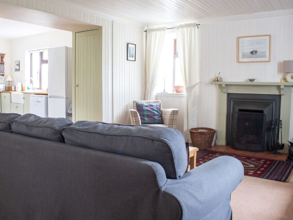 Furniture, Comfort, Couch, Wood, Interior Design, Picture Frame, Flooring, Floor, Living Room, Shade