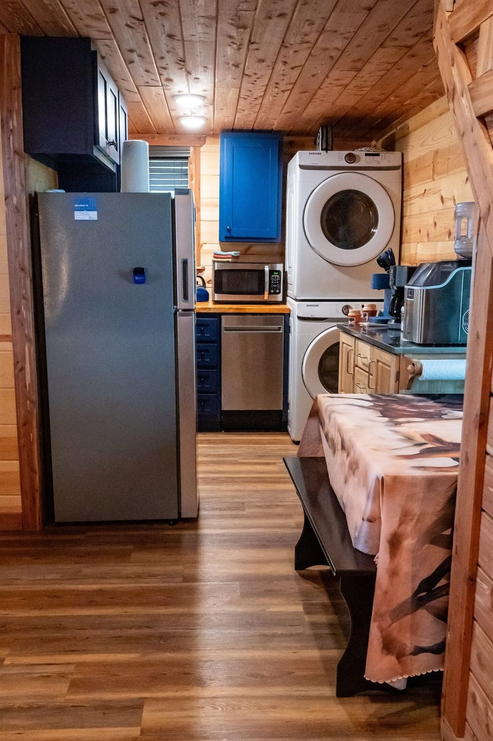 - Fully equipped kitchen with modern appliances   - Washer dryer included for convenient stays   - Cozy cabin setup perfect for extended getaways