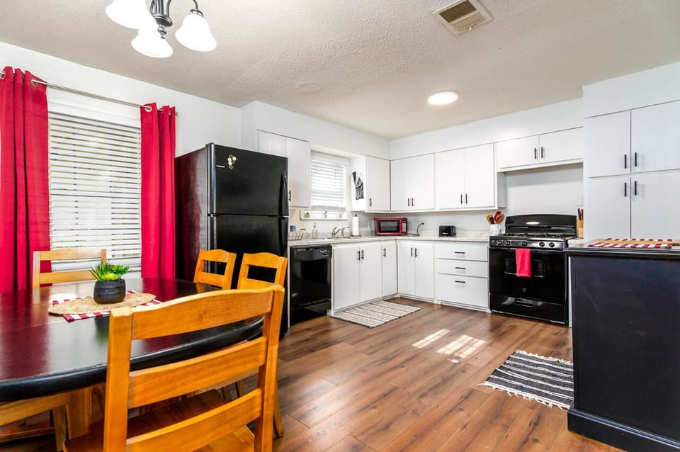 Dining area towards the kitchen.