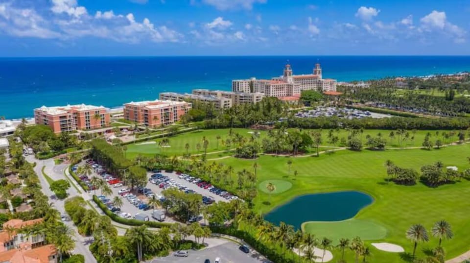 Bird's eye view of the beach. Just 2 blocks away from the building.