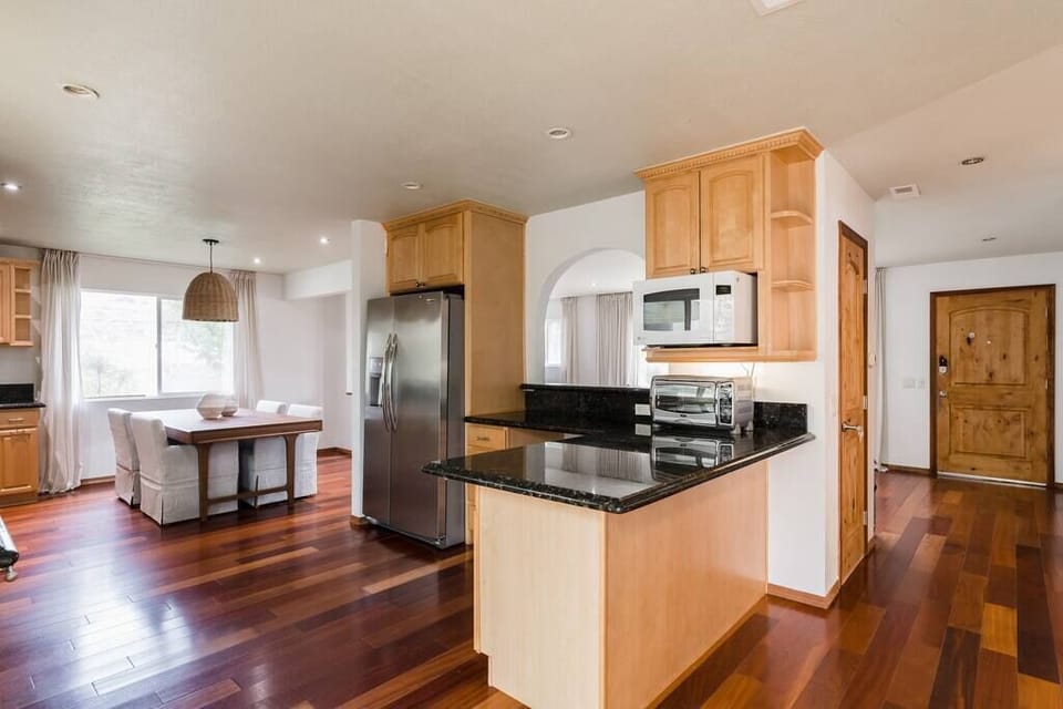 Kitchen | Contrasting Wooden Tones