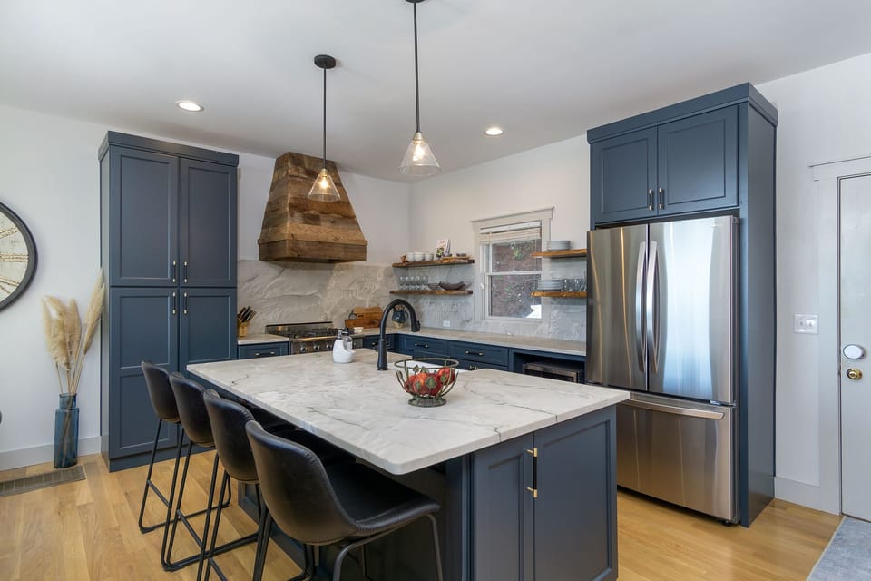 fully equipped chef'skitchen with gas stove/oven with 4 bar stools