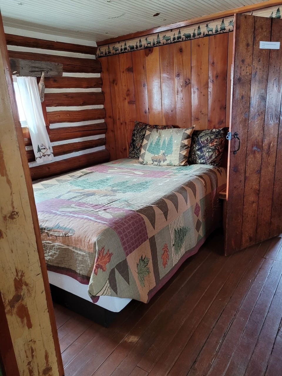 middle bedroom