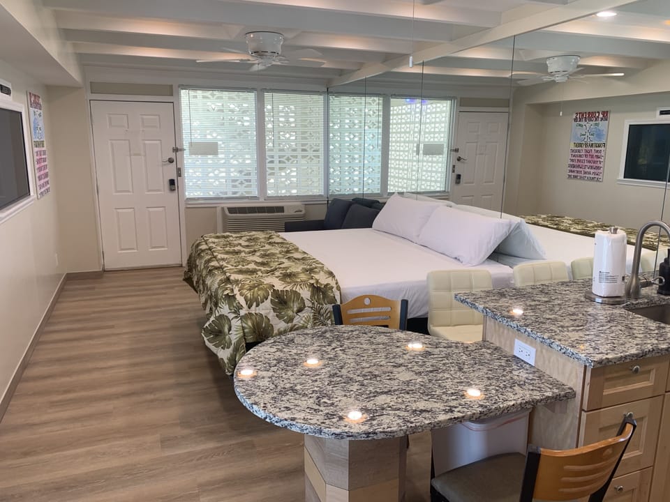 Plenty of Light End Studio On Beach Complete Kitchen
NO CARPET
