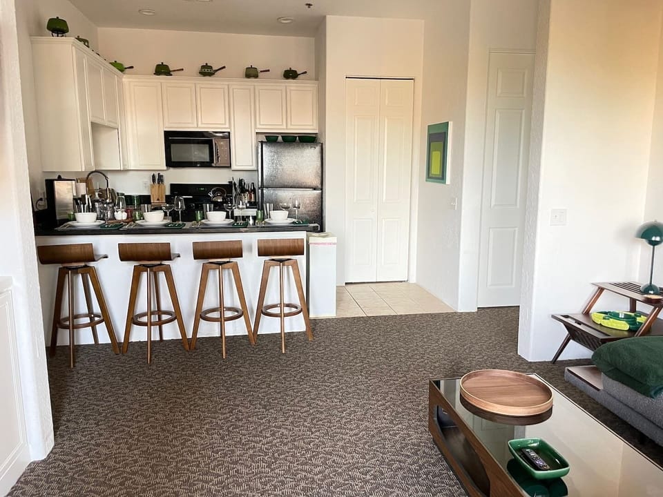 Full size kitchen. Check out the vintage fondue pots above all in shades of green.