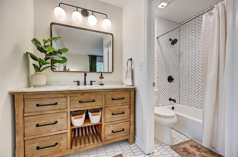 en-suite Bathroom