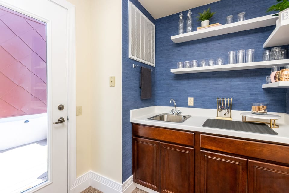 4th Floor Wet Bar 