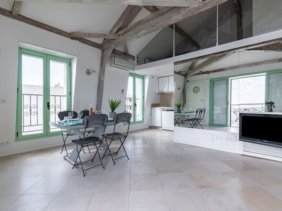 Furniture, Property, Window, Plant, Building, Chair, Houseplant, Interior Design, Shade, Hall
