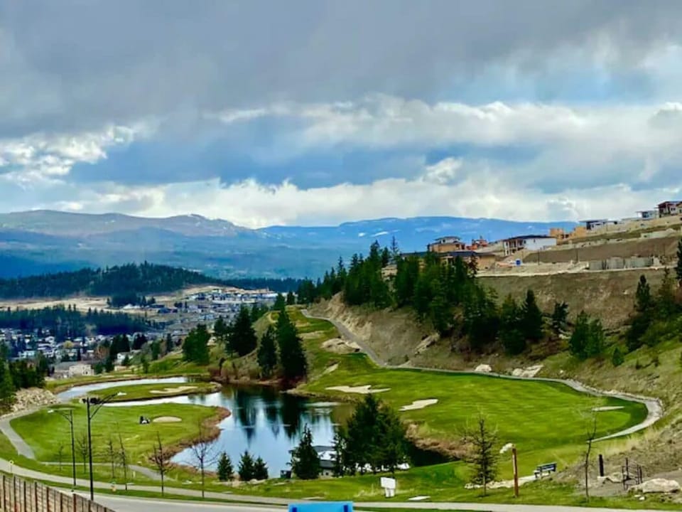 The Black Mountain Golf Club 4 minutes away. 