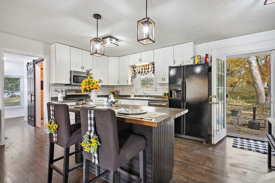 Full kitchen w/ island