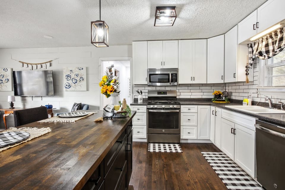 Full kitchen w/ island