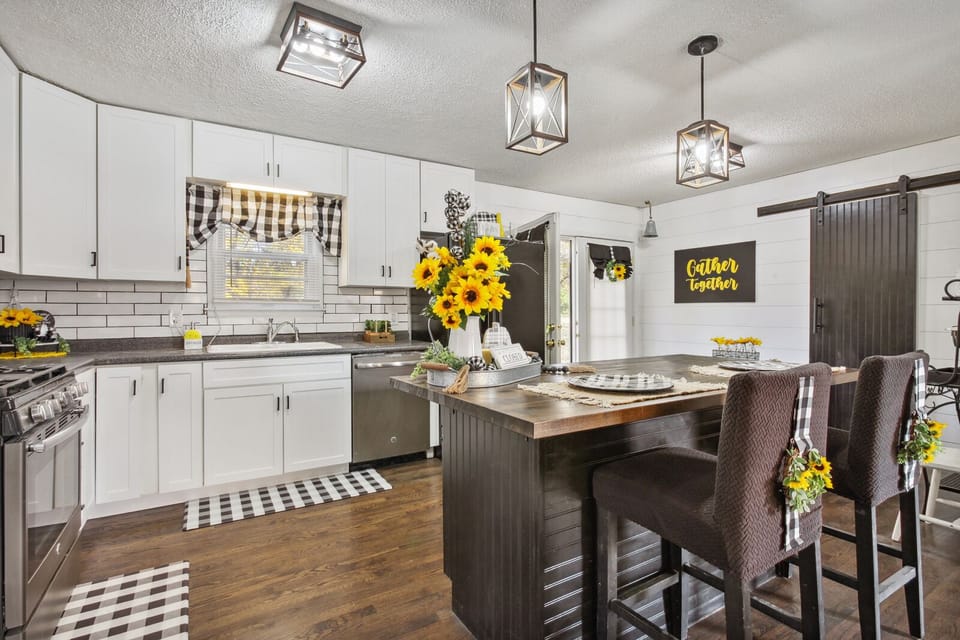 Full kitchen w/ island
