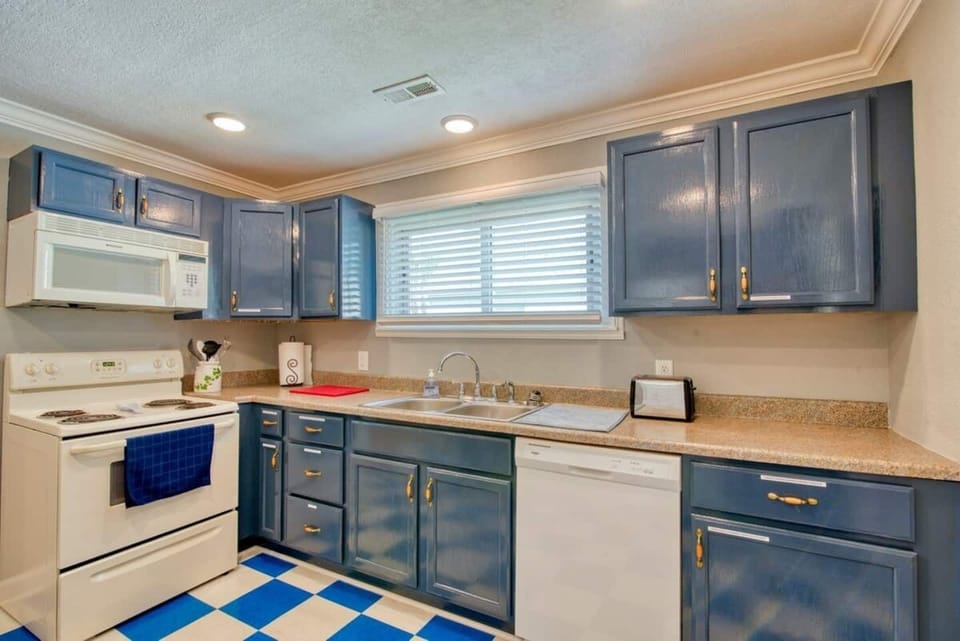 Enjoy all the amenities of a fully stocked kitchen. 