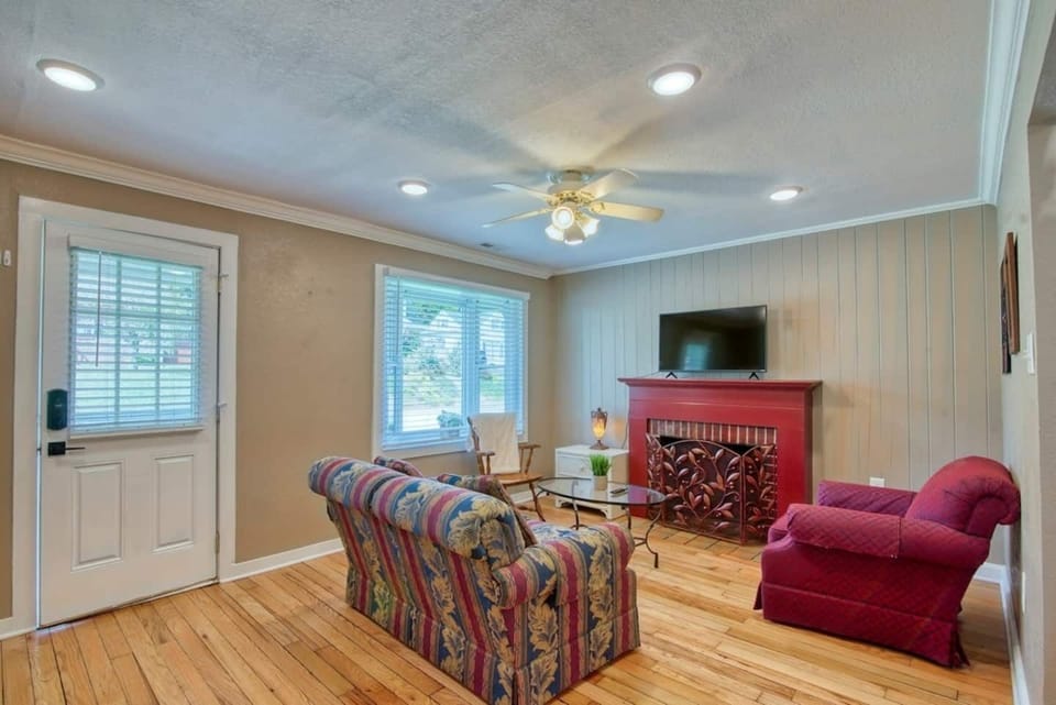 Immerse yourself in the colorful design and the comfort of this charming living area that greets you as soon as you step inside.