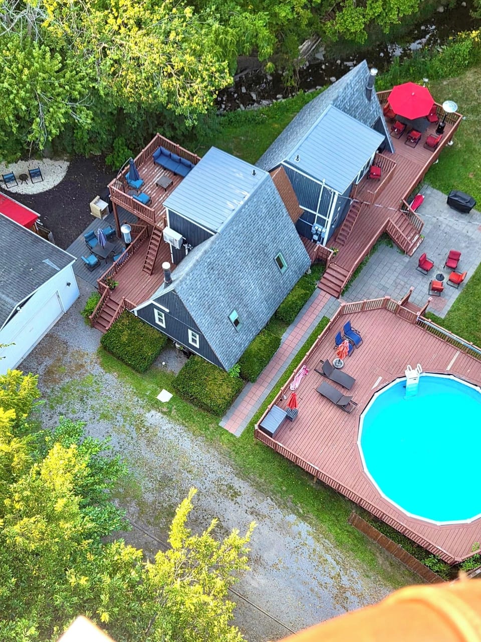 Drone photo of 517-519 College St. Red furniture is for 517, blue is for 519.