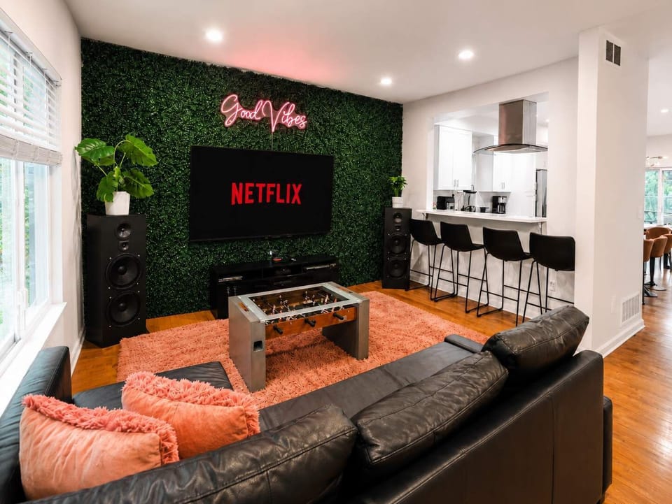 Living Room | 85" TV
