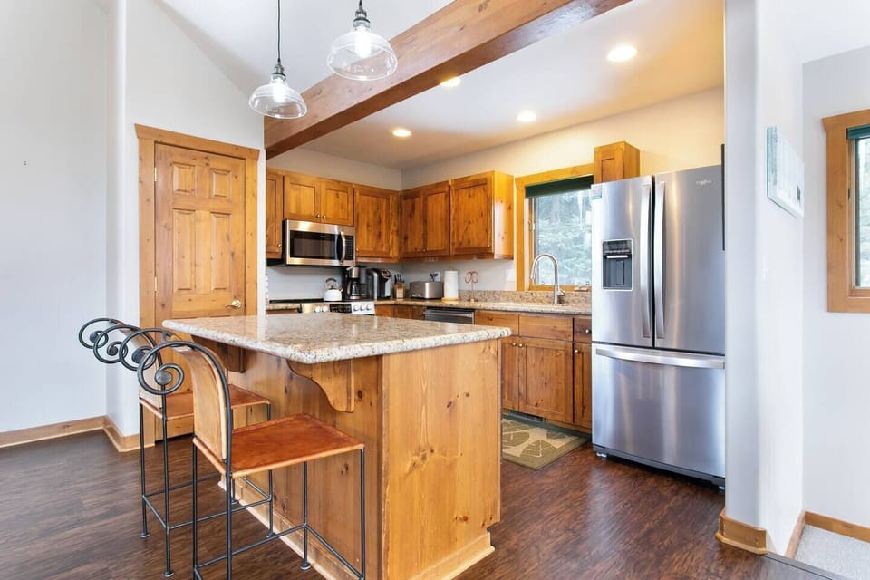 Fully stocked kitchen, brand new appliances, 