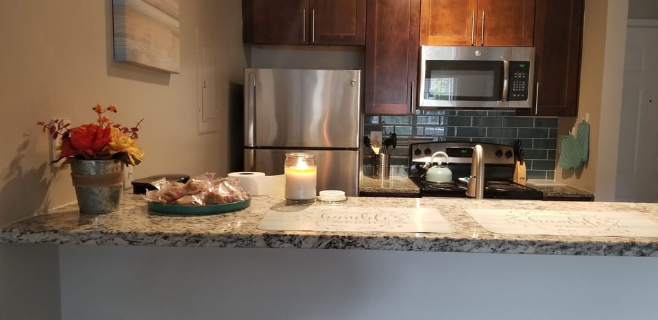 Fully Loaded Kitchen w/Stainless Steel Appliances, Dishwasher & Pantry.