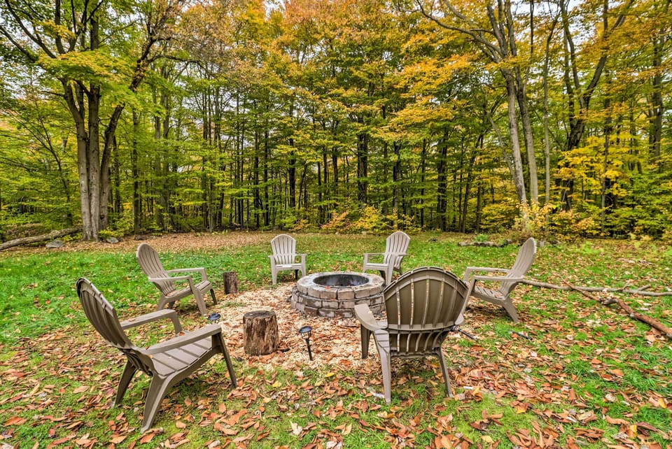 Tobyhanna Vacation Rental | 3BR | 2.5BA | 2,100 Sq Ft | Stairs Required