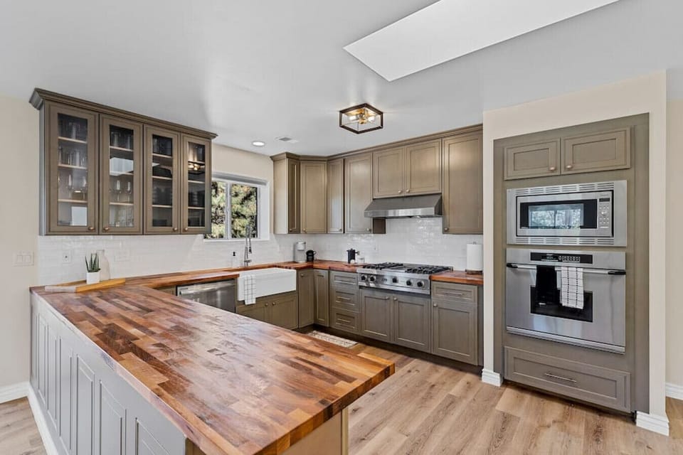 [In-law Suite / Main Level] Secondary fully equipped kitchen