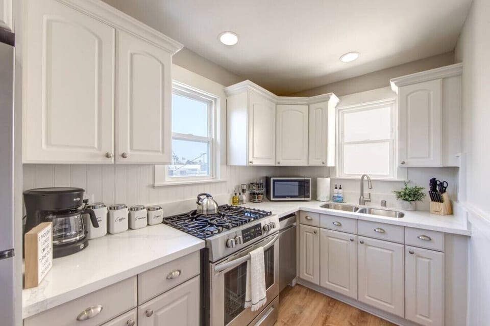 Unit 4: Fully-equipped kitchen and dining space with a modern feel.