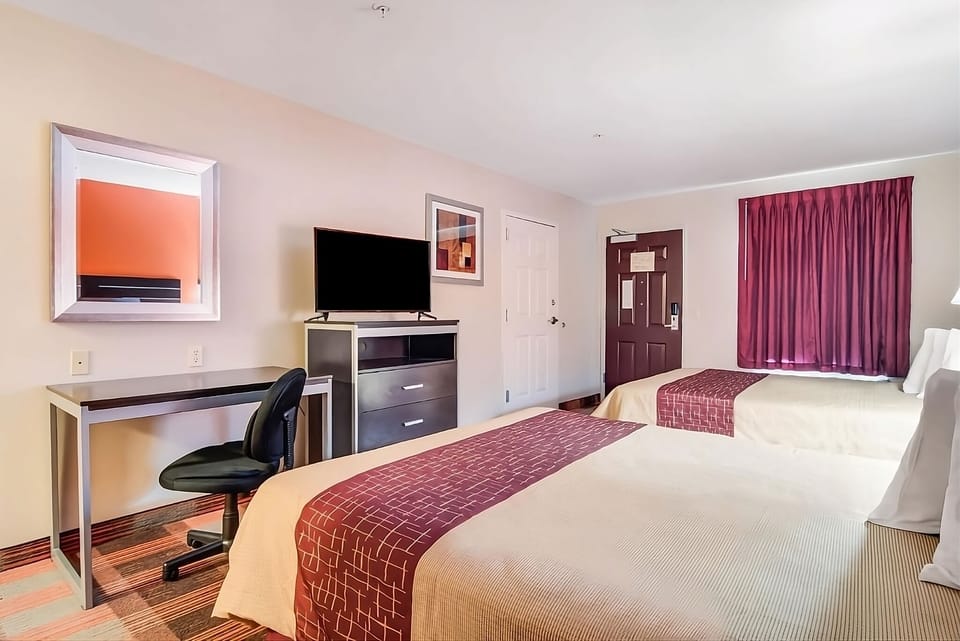 Unwind in a bright double room with workspace and TV.