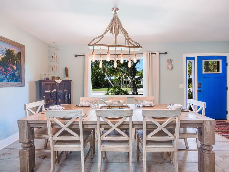 Seating for 8 at the dining room table