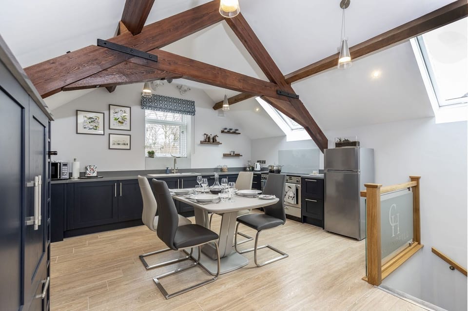 Roundhill Coach House - high spec modern kitchen with dining area