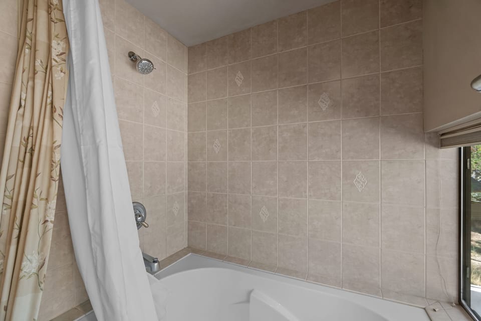 Ensuite Bathroom - Upstairs