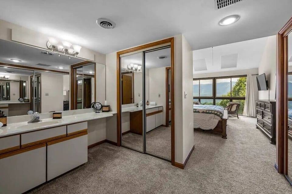 One of Reed's Retreat's full bathrooms