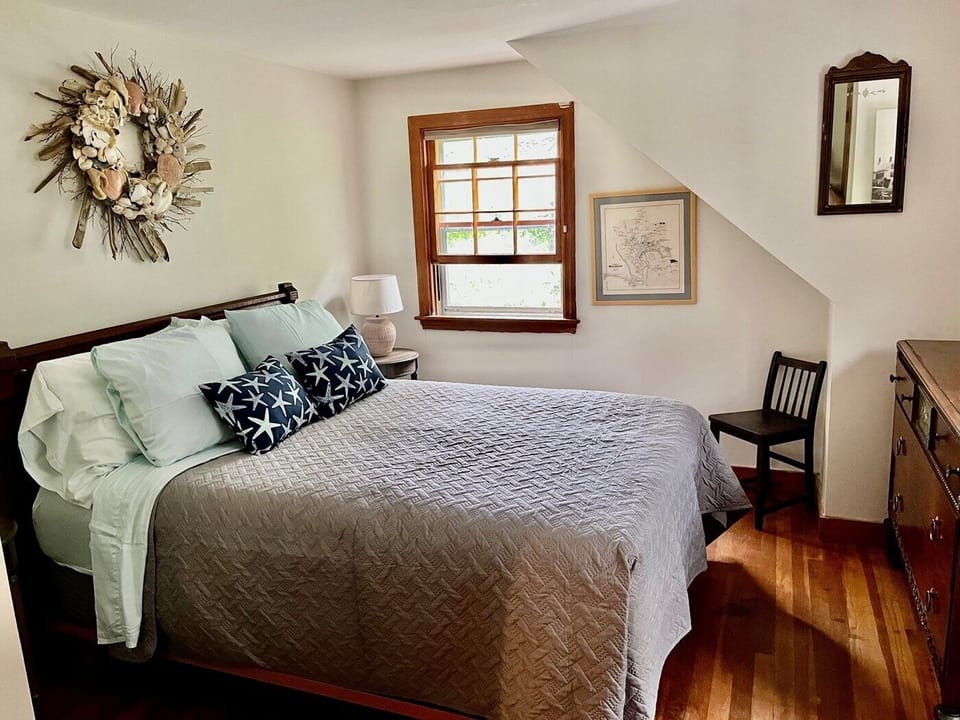 back bedroom with queen bed