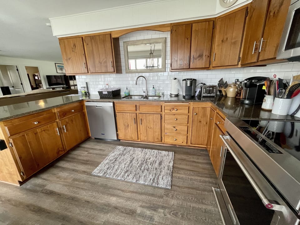 FULLY STOCKED GOURMET KITCHEN