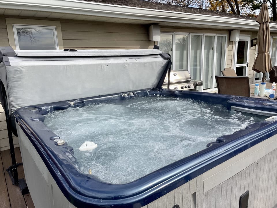 STARGAZE IN JANUARY! LAKESIDE OUTDOOR HOT TUB KEPT AT 102 DEGREES YEAR ROUND.
