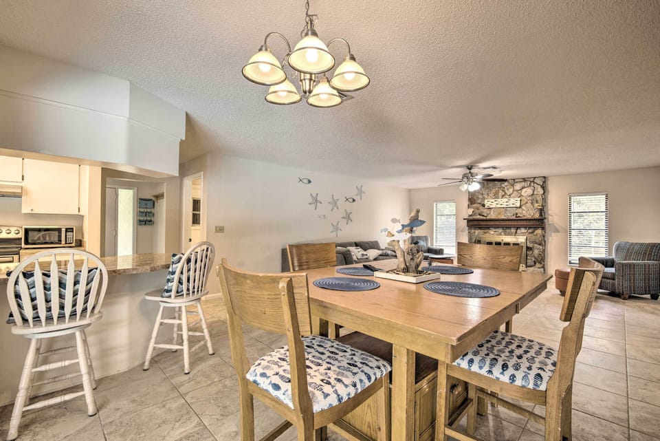 Dining Area | Dishware/Flatware Provided | Smart TV
