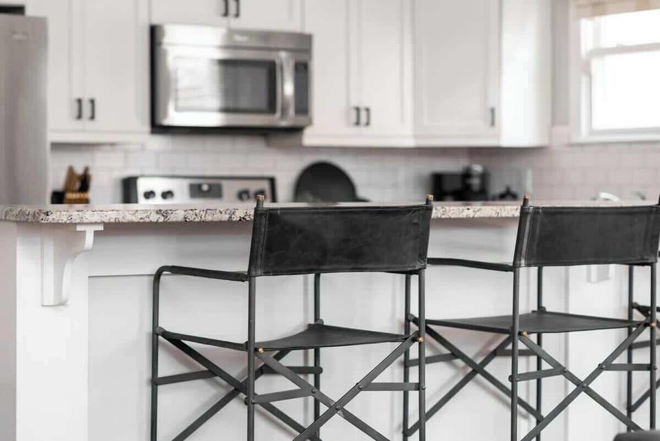 Kitchen: Chic and modern space with stylish seating to savor breakfast and share memories!
