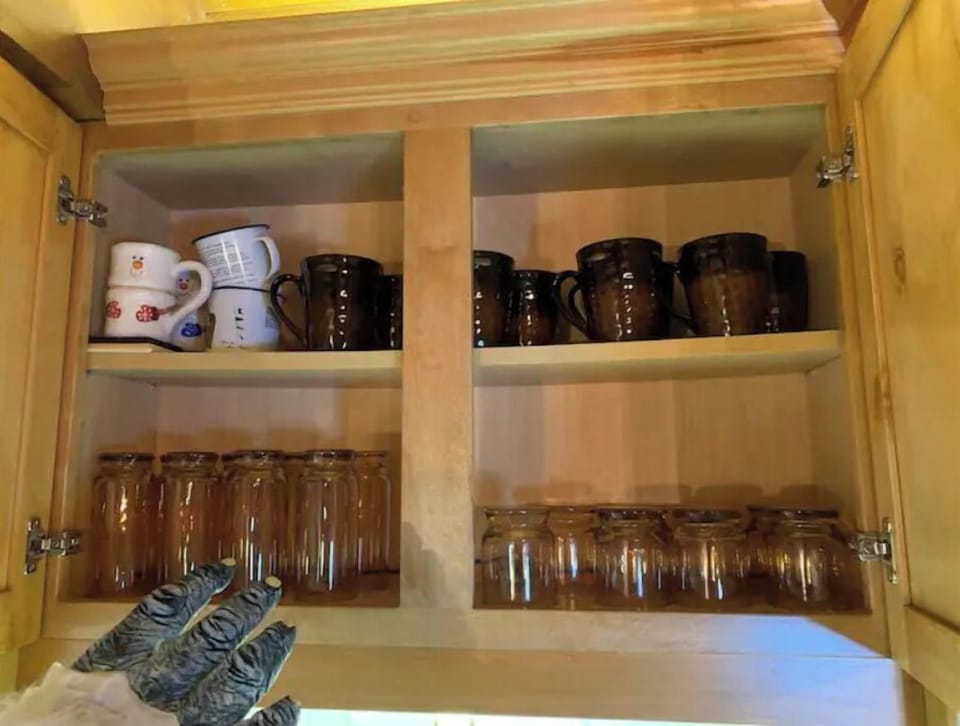 Clean and tidy glasses and dishes provided.
