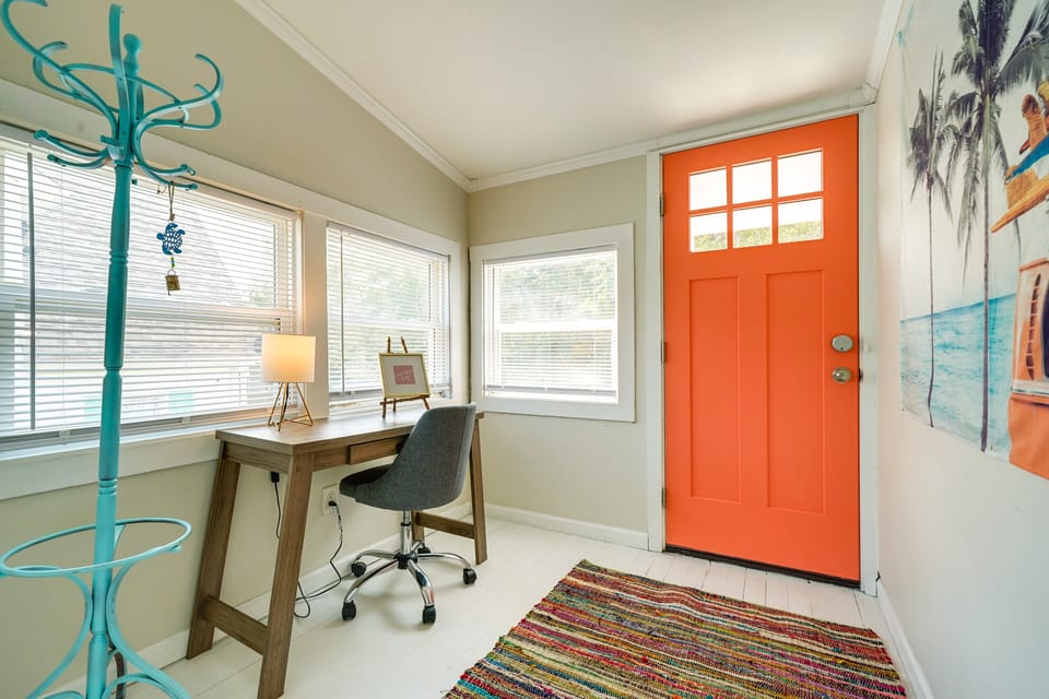 Foyer | Laptop-Friendly Desk