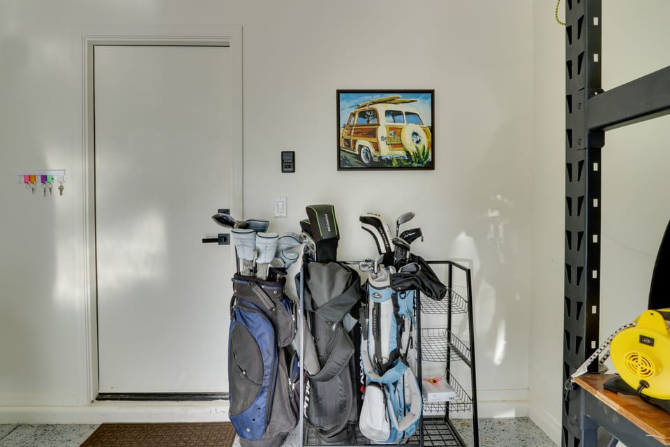 Garage | 3 Golf Club Sets | 2 Cruiser Bikes