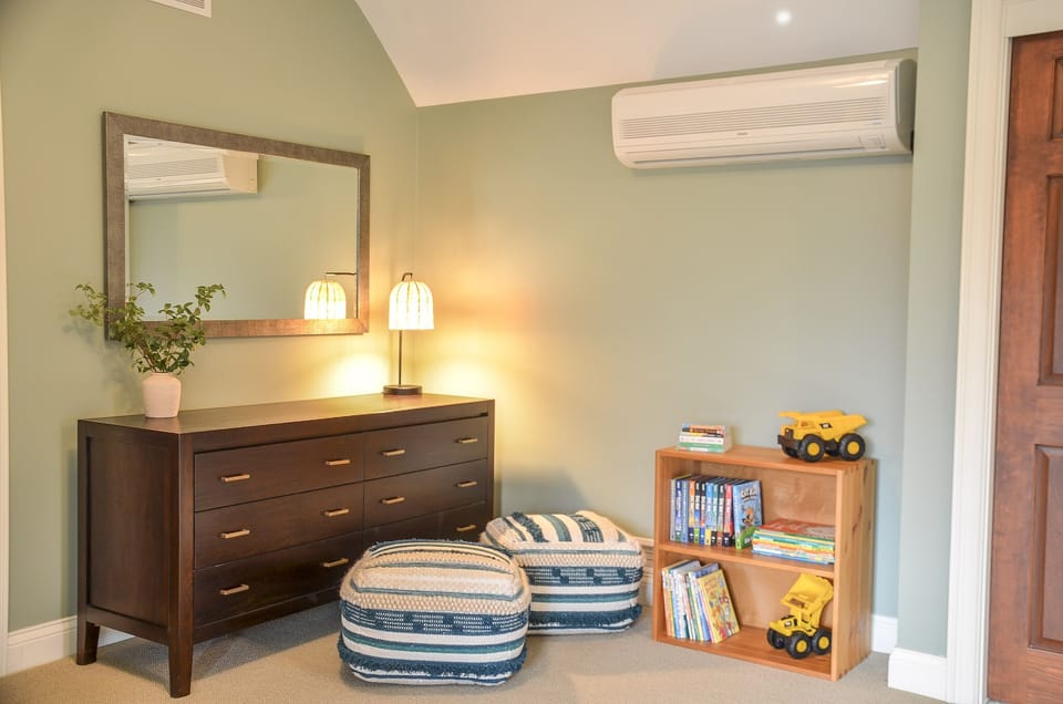 Reading nook in "Forest" room with kid's books